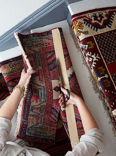 A Gorgeous Vintage Runners DIY Idea For Your Stairs Carpet Diy, Staircase Runner, Stair Makeover, Diy Staircase, Staircase Makeover, Hallway Carpet Runners, Diy Stairs, Beige Carpet, Stair Runner Carpet