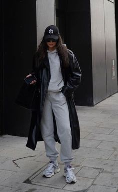 Black Fur Coat Outfit, Black Coat Outfit, Coat Outfit Casual, New Balance Outfit, Trench Coat Outfit, Effortlessly Chic Outfits, Easy Trendy Outfits, Streetwear Fashion Women