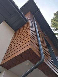 the side of a building that has a metal pipe on it