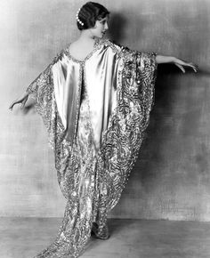 Loretta Young, 1928. 20’s Fashion, 1920s Inspired Dresses, 1920s Evening Dress, Metallic Lace Dress, Football Poses, Evening Coat, Hollywood Costume, Diva Dress