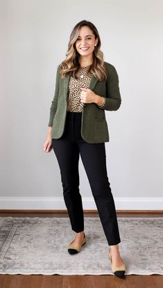 Green Blazer Business Casual, Fun Bussines Outfits, Olive Green Work Outfit, Womens Interview Outfit Business, Business Casual Interview Outfit Woman, Sweater Blazer Outfit, Green Blazer Outfit, Work Event Outfit, Event Outfit Ideas