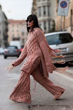 On se love dans un total look en maille Climate Fiction, Milan Fashion Week 2023, Sweater Two Piece Set, Fashion Week 2023, Street Style 2018, Milan Street Style, New Street Style, Milano Fashion Week, Looks Street Style