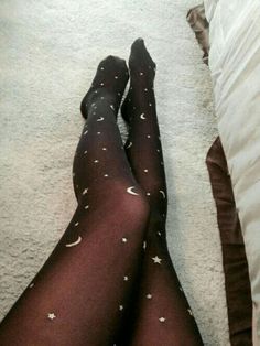 This is one of the most iconic college student fashion trends! Look Grunge, Patterned Tights, Yohji Yamamoto, On The Floor, Pastel Goth, Black Tights