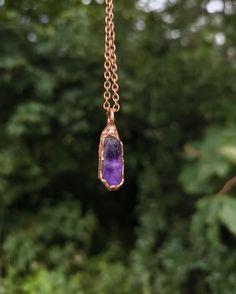 Great necklace with amethyst pendant, set in copper using electroforming. The copper is also sealed with a special varnish to prevent oxidation and discoloration. Each piece of jewelry is made by me with a lot of love and care in my small studio and is therefore absolutely unique! Dimensions of the pendant: Length: approx. 3.5 cm The necklace will be sent in eco-friendly gift packaging. Follow me on instagram @thehowlingwolfjewellery Healing Crystal Necklaces With Gemstone And Copper, Bohemian Purple Hand Forged Necklace, Spiritual Style Copper Jewelry With Raw Stone, Spiritual Purple Copper Necklace, Bohemian Electroformed Rose Gold Necklace, Bohemian Amethyst Necklace, Purple Copper Pendant Necklace, Electroformed Amethyst Crystal Necklace As Gift, Bohemian Amethyst Crystal Necklace With Raw Stone