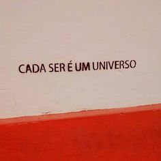 graffiti on the side of a building that says cada sere um universo