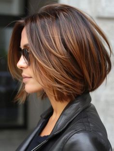 Brunette Bob With Highlights, Fall Bob Hair Color, Hair Ideas With Highlights, Bob Haircuts With Highlights, Haircuts With Highlights, Dark Brown Bob, Dark Brown And Blonde, Graduation Hair, Brown And Blonde