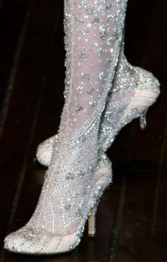 Weird, but cool. Queen Mab, Detail Couture, Shoes Glitter, Alexander Mcqueen Shoes, Fashion Details, Wedding Shoes, Me Too Shoes