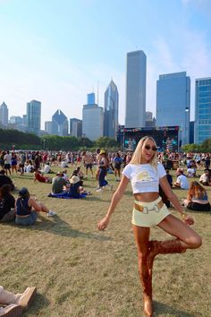 #musicfestivaloutfits #concertoutfitideas #cutetshirts #summeroutfits Coachella Country Outfits, Music Festival Outfits Coachella, Coachella Outfit 2025, 2024 Coachella Outfit, Lollapooza Outfits, Simple Coachella Outfit Casual, Atv Outfit Woman Summer, Basic Festival Outfit