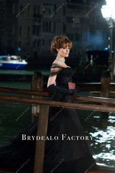 Angelina Jolie Black Off Shoulder Long Dress The Tourist in Venice Angelina Jolie The Tourist, The Tourist Movie, The Tourist Angelina Jolie, Tourist Fashion, Angelina Jolie Movies, Colleen Atwood, Angelina Jolie Style, Movie Locations, Shoulder Cape