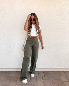 Casual Cargo Pants Outfit — Neutrally Nicole Women Baggy Pants Outfit, Cute Green Pants Outfit, Cargo Pants Mom Outfit, Women’s Pants Outfit, Mom Cargo Pants Outfit, Spring Cargo Pants Outfit, Bachata Outfit Casual, Woman Cargo Pants Outfit, High Waisted Cargo Pants Outfit