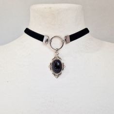 Choker necklace, Victorian style velvet choker with a black onyx stone. -------------- Details ---------------- - Onyx: Oval cabochon in natural stone, curved and polished, 13x18mm - Black color - Victorian pendant in antique silver metal: 45x25mm - Choker in black velvet and stainless steel finishes: 33-40cm with the extension to adjust to your convenience (contact me for another length) -------------- Delivery -------------- The jewelry is sent by letter with bubble wrap, packaged in a gift bo Black Fantasy Style Choker As Gift, Black Fantasy Style Choker For Gift, Adjustable Black Fantasy Choker, Adjustable Black Gothic Choker, Black Velvet Choker Necklace, Goth Choker, Black Velvet Choker, Victorian Pendants, Neck Choker