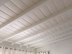 White Painted Wood Ceiling, White Wooden Ceiling, Cabin Mud Room, White Wood Ceiling, Painted Wood Ceiling, Stained Beam, Wood Slat Ceiling, Scandinavian Ceiling