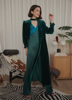 🚨 ATTENTION: ORDERS FOR OUTLET PRODUCTS ARE FINAL SALE DUE TO STOCK LIQUIDATION AND DO NOT ALLOW EXCHANGES OR RETURNS.
The Mizu jumpsuit belongs to the new Cherubina AW23-24 guest collection.
It is a jumpsuit made of thick smooth satin fabric. It combines two colors that meet under the chest to form an inverted V with the neckline. Fitted long sleeves in the shape of a bat.
Straight leg. Center back closure with 10 covered buttons and concealed zip
Our studio model, Inna, is 1,77cms tall and i Party Jumpsuit, Long Jumpsuit, Jumpsuit For Women, Satin Jumpsuit, Jumpsuit Elegant, Jumpsuit Party, Plain Color, Long Jumpsuits, Ladies Party