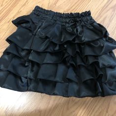 Brand New Ladies Skrit Size Medium Black Ruffled Skirt For Party, Party Black Ruffled Skirt, Black Ruffled Party Skirt, Black Ruffled Mini Skirt For Evening, Chic Black Party Skort, Evening Black Ruffled Mini Skirt, Black Ruffled Mini Skirt For Party, Party Black Ruffled Mini Skirt, Black Party Skort With Ruffles