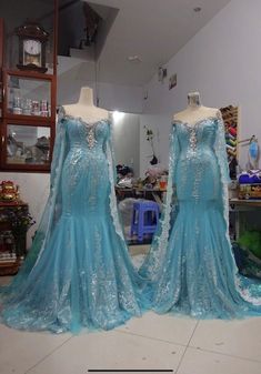 Elsa Costume Sparkly Fashion Elsa Frozen Disney princess | Etsy Elsa Costume Adult, Fantasy Dress Queens, Fantasy Dress Princesses, Elsa Frozen Costume, Anna Und Elsa, Sparkly Fashion, Coronation Dress, Elsa Cosplay, Disney Costume