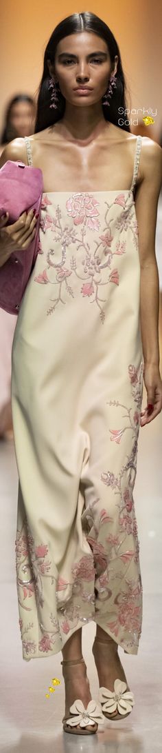 #GeorgesHobeika #Spring2025 #Collection2025 #Runway #SparklyGold #HauteCouture #Fashion Classic Style Women, Fashion Updates, Sale Items, Women's Fashion, Floral, Pink, Haute Couture