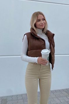 Outfits Invierno Frio, Outfits Aesthetic Invierno, Winter Party Outfit Night Cold, Ootd Frio, Vest Outfits For Women, Look Adidas, Classy Winter Outfits, Winter Fashion Outfits Casual