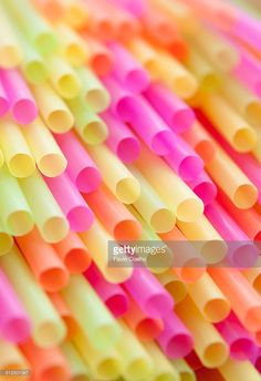 many different colored straws are lined up together