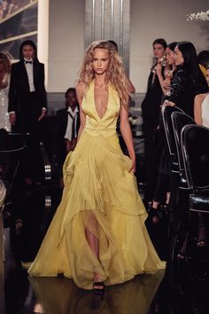 Mode Editorials, 90s Runway Fashion, Runway Fashion Couture, Runway Outfits, Iconic Dresses, Prom Dress Inspiration, Runway Dresses, فستان سهرة, Mode Inspo