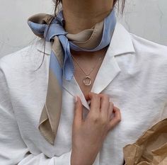 Silk Scarf Outfit, Scarf Aesthetic, Silk Scarf Style, Ways To Wear A Scarf, How To Wear A Scarf, Scarf Outfit, Scarf Women Fashion, Looks Chic, 가을 패션