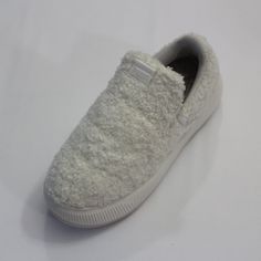 Puma White Suede Mayu Teddy Slip On Sneaker Fluffy Faux Fur Upper Elastic Goring Textile Lining Rubber Outsole Removable Insole Round Toe Padded Lining Platform 1 1/2 Inches Msrp $75 Measurement: Us 8/ Eur38.5/ Uk5.5 Insole 9.5"/Outsole 10.75"/ Width 3.75" Measurment: Us 9/ Eur40/ Uk6.5/ Insole 9.75"/ Outsole 11"/ Width 3.75" Puma White Sneakers, White Puma Sneakers, Puma Basket Heart, Puma Running Shoes, White Casual Shoes, Shoes Puma, Puma White, Metallic Shoes, Green Sneakers