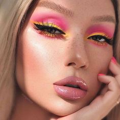 Blondes Makeup, Rosa Make-up, Makeup Zombie, Yellow Eye Makeup, Kendall Jenner Makeup, Fall Makeup Trend, Yellow Makeup, Makeup Tip