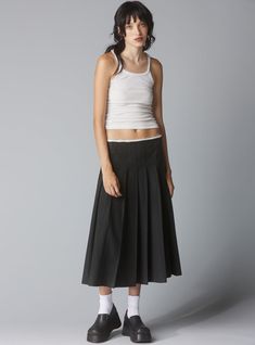 *This item is excluded from all promotions/discounts. Low-waisted pleated skirt with a raw edge waistband. The drop waist and raw details turn the classic pleated skirt into a more sophisticated look. Secured by a zipper, perfect for belt layering. 55% Cotton 45% Tencel UWSK-1166 Imported Model is 5'9" and wearing a si Uniqlo Pleated Skirt, Belt Layering, Low Waist Skirt, Drop Waist Skirt, Pleated Skirt Outfit, Pleats Skirt, Black Pleated Skirt, Pleated Skirts, Low Waisted