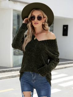 Upgrade your wardrobe in the Cold Day Glam Chenille Pullover Sweater in dark green that features a classic V neckline. Size Guide: Demi is 5’6” tall, and has a 33.5” bust, 24.8”waist, & 37.4” hips. She is wearing a S / US 4 / AU 8. This sweater is true to size. Material: 100% polyester. Key Features: Relaxed fit. Long sleeve. Glam material. Care Instructions: Machine wash / Cold hand wash Reindeer Headband, Daily Dress, Dress Jewelry, V Neckline, Green Sweater, Accessories Necklace, Cold Day, Black Sweaters, Pullover Sweater