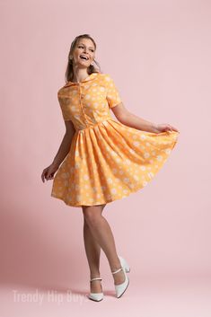 Vintage-Kleiderstil, Kleid im 50er-Jahre-Stil, gelbes Blumenkleid, Retro-Kleid, gelbes Sonnenkleid, Rockabilly-Kleid, Matrosenkleid, Pin-Up-Kleid

 Handgefertigt auf Bestellung. Entworfen in Kalifornien. Handgenäht im Ausland.
 
Ich bin so stolz auf dieses neue Kleiderdesign. Ich habe es für diejenigen entworfen, die den Kleidungsstil der 50er Jahre lieben. Ein zeitloses Rockabilly-Kleid im Fit-and-Flare-Stil. Es hat einen Peter-Pan-Kragen mit Knopfleiste vorne. Kragen hinten im Matrosenstil. Kurze Ärmel. Supersüßes Gänseblümchenmuster in Gelb und Weiß. So stilvoll für jeden besonderen Anlass. Ein einzigartiges Kleid, das Sie nur in meinem Shop finden werden.
 Ich hoffe, dass Ihnen meine Designs gefallen.

 Hergestellt aus 100 % Polyester
 Normale Passform Rockabilly Mode, 50s Fashion Dresses, Yellow Floral Dress, Sailor Fashion, Sailor Dress, Dress Pin, Pin Up Dresses, Rockabilly Dress, Rockabilly Fashion