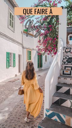 a woman walking down some steps with the words que faire abras on it