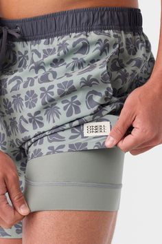 Ready for sunshine and long days at the beach or by the pool. Our trunks feature an elastic waist that's fully adjustable so you can get the perfect fit every time. Side pockets offer extra storage while the shorter outseam creates a vintage-inspired look. The boxer brief liner adds extra comfort. O'Neill Men's swim trunk 17" Outseam- well above the knee fit Hyperfreak stretch O'Neill Hyperdry Elastic waist with tunnel drawcord Hand pockets, back pocket Boxer brief liner Anti-rash hyperthread 53