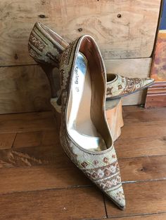 Pumps - pumps - embroidery - pointed toe - beading - vintage - gold - heels - size 39 or 9 1/2 - 9 3/4 insoles - 4 inch heels Embroidered Pumps, Vintage Heels, 4 Inch Heels, Gold Heels, Women's Pumps, Pump Shoes, Vintage Gold, Pumps, Women Shoes