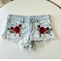 Divided H&M Women’s Denim Summer Short Short Embroidered Roses Size 6 New Without Tags Summer Cotton Jeans By H&m, Trendy Cotton Jean Shorts By H&m, H&m Floral Print Summer Bottoms, H&m Summer Cotton Jeans, Trendy H&m Cotton Jean Shorts, H&m Cotton Jeans For Summer, H&m Cotton Jean Shorts, Divided H&m, Summer Shorts Denim