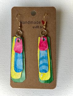 Boucles d'oreilles pendantes peintes à la main Watercolor Earrings, Watercolor Jewelry, Paper Jewellery, Paper Jewelry, Earrings Etsy, Jewelry Creation, Jewelry Earrings Dangle, Etsy Earrings, Dangle Drop Earrings