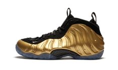 The iconic Nike Air Foamposite One gets one of its cleanest and most elegant colorways ever with this version featuring a metallic gold Foamposite shell and black accents. Metallic Gold Shoes, Jordan 4 White, Nike Foamposite, Metallic Gold Color, Nike Models, Foam Posites, Mens Nike Air, Gold Shoes, Latest Sneakers