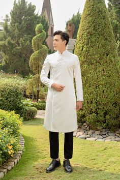 Brand new and high-quality Vietnamese traditional Ao Dai This set includes the Ao Dai and shipping with no pants for men Traditional White Kurta For Ceremony, White Kurta For Eid Ceremony, Elegant Fitted Bandhgala For Traditional Ceremonies, Elegant Traditional Drape Kurta For Ceremonies, Traditional Formal Sets With Stand Collar, Elegant Kurta With Traditional Drape For Ceremonies, Formal Traditional Set With Stand Collar, White Fitted Kurta For Ceremonies, Fitted White Kurta For Ceremony