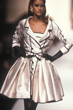 Susan Holmes, Chanel Haute Couture, Gloves, Chanel, Walking, Couture, White, Black, Haute Couture