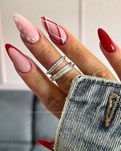 Christmas Nail Designs Aesthetic, Christmas Nail Red And White, Red And White Xmas Nails, Red White Nails Christmas, Minimalist Xmas Nails, Christmas Nail Designs Red And White, White And Red Christmas Nails, Xmas Nails White, Red White Christmas Nails