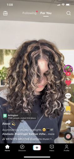 Curly Hair Color Streaks, Peekaboo Hair Styling Ideas, Streaks In Hair Curly, Curly Skunk Highlights, Dyed Brown Hair Ideas Colour, Cool Hair Dye Ideas Curly Hair, Curly Striped Hair, Curly Hair Streaks Highlights, Curly Hair Dye Highlights