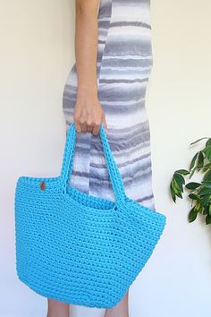 Use this crochet basket bag as a summer accessory, as a beach bag or market bag. Roomy enough to fill it with books, beach stuff, kid's stuff or groceries. Perfect as a gift too! Crochet Basket Bag, Summer Crochet Bag, Cotton Basket, Boho Basket, Basket Bags, Bucket Tote Bag, Beach Stuff, Bucket Tote, Basket Tote