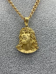 Streetwear Jewelry, Dope Jewelry Accessories, Jesus Piece, Gold Chains For Men, Jesus Christus, Jewelry Accessories Ideas, Medallion Necklace, Christian Jewelry