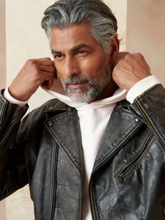 Older Mens Long Hairstyles, Older Men Haircuts, Older Mens Hairstyles, Grey Hair Men, Men With Grey Hair, Handsome Older Men, Fall Hair Cuts, Gray Hair Cuts, Exude Confidence