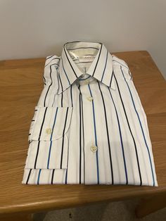 "Vintage unworn white shirt with dark and mid blue alternating striped pattern in pure Swiss cotton by Richard Jones London.  Details: soft banded spread collar, hand set double stitched twin needle seamed sleeves, single cuff, regular fit.  100% cotton Size 15\" 38 cm S/M" Classic White Shirt With Signature Stripes, White Signature Stripes Shirt For Work, White Dress Shirt With Striped Collar For Work, White Cotton Dress Shirt With Striped Collar, Classic Collared Shirt With Signature Stripes, Formal Cotton Shirt With Striped Collar, Classic Shirt With Striped Cuffs And Spread Collar, White Shirt With Striped Collar For Work, Elegant White Shirt With Vertical Stripes