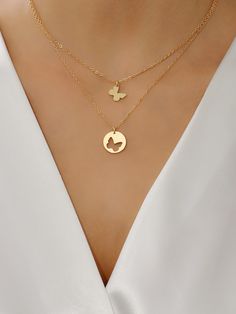 Pendant Ideas Gold, Gold Jewelry Real, Cute Butterfly Necklace, Butterfly Gold Necklace, Chain Pandent, Minimalist Accessories Jewellery, Snake Ring Gold, Jewellery Advertising, Creative Jewelry Photography