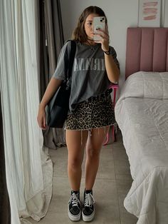 Summer Looks 2024 Women, Hawaii Style Outfit, Tshirt And Skirt Outfits, How To Style Skirts, Festival Aesthetic Outfit, Vans Outfit Summer, Casual Festival Outfit, Pop Concert Outfit, Outfits With Vans