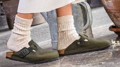 Birkenstock Clogs With Socks, Birks Outfit, Birkenstock Sandals Outfit, Winter Clogs, Lounging Outfit, Birkenstock Outfit, Birkenstock Style, Dr Shoes, Sandals Outfit