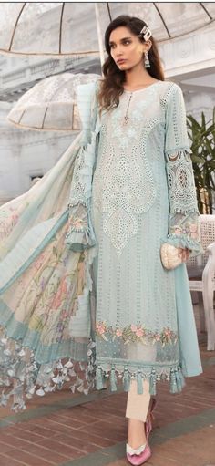 Fully embroidered cambric cotton suit with pearls, sequins, dorri work and a neckline with a crystal border. Maria B Lawn, Embroidered Organza Dress, Pakistani Designer Suits, Organza Sleeves, Maria B, Lawn Suits, Pakistani Dress Design, Pakistani Suits, Pakistani Designers