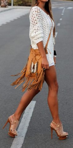 fringy Fringe Purse Outfit, Look Hippie Chic, Purse Outfit, Look Boho Chic, Mode Shoes, Walking Down The Street, White Fringe, Fringe Purse, Stylish Women Fashion