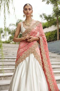 Pakistani Bridal Sleeveless Lehenga Choli and Dupatta Online Sleeveless Lehenga, Dupatta Styling, Chic Prom Dresses, Dupatta Style, Wedding Lehenga Designs, Lehenga Designs Simple, Draping Fashion, Half Saree Designs, Pink Lehenga