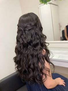 Ondas despojadas com torção para jantar de formatura. Cute Prom Hairstyles, Simple Prom Hair, Prom Hair Down, Prom Hairstyles For Long Hair, בר מצווה, Hairdo For Long Hair